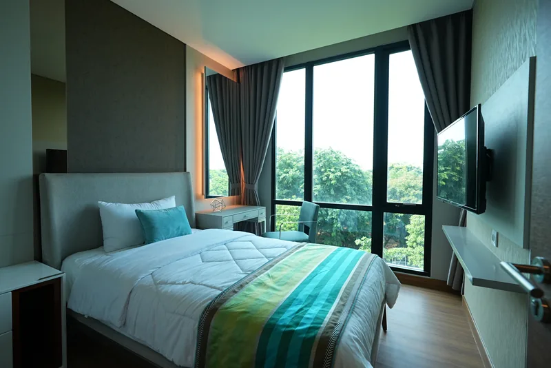 Kamar tidur dengan view pepohonan hijau