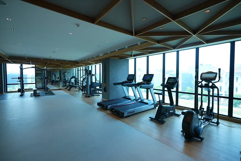 Gym dengan jendela kaca lebar