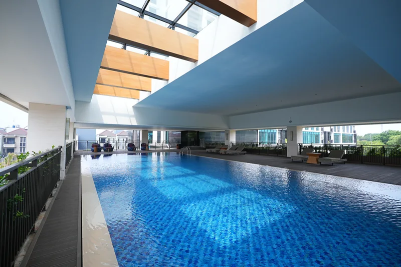 Kolam renang indoor semi-terbuka