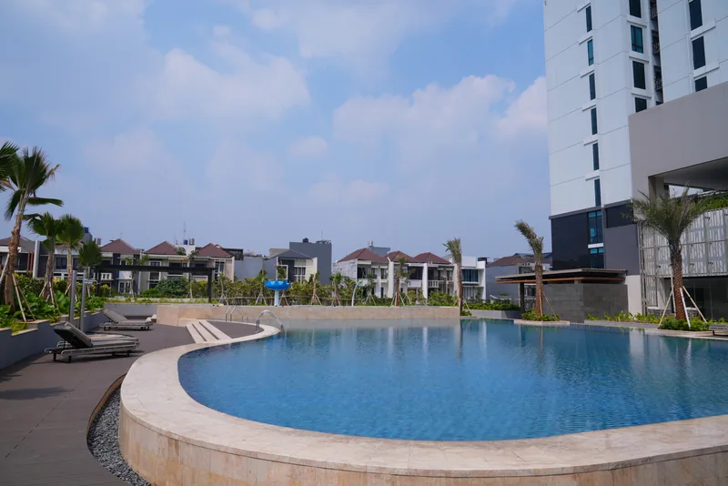 Kolam renang dengan view Taman Permata Buana